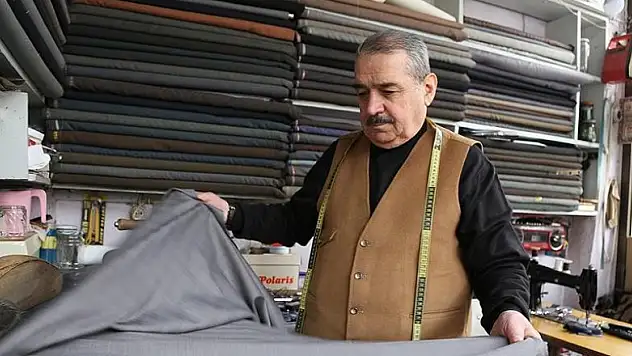 Yarım asırdır aynı dikiş makinesi ve ütüyü kullanıyor