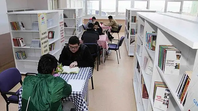 Kitap okuyan öğrenciye yeme içme ücretsiz