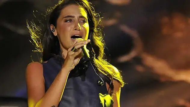 Şarkıcı Sıla trafik kazasında yaralandı