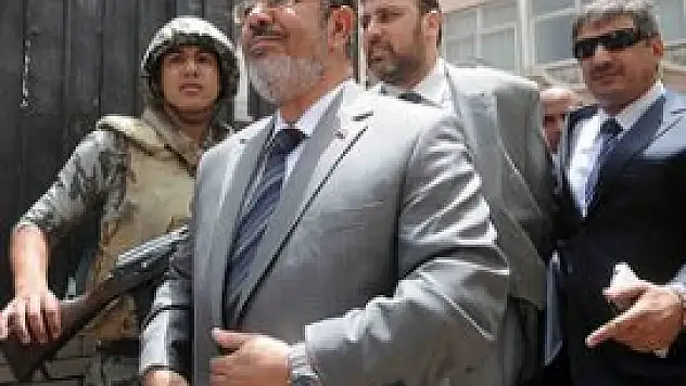 Mursi ilk kez hakim karşısına çıkıyor