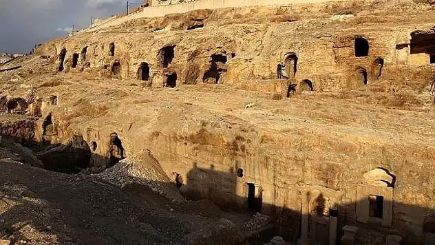 Şanlıurfa'nın 2 bin yıllık kaya mezarları turizme açılacak