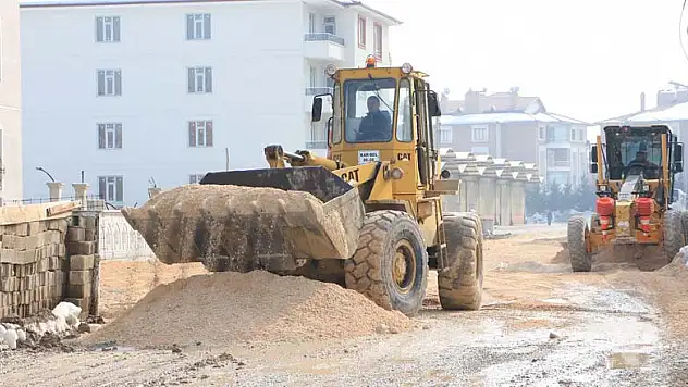 Karatay'da yol kumlama çalışmaları sürüyor