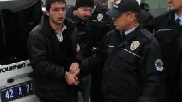 Polis, oto hırsızını çarparak durdurdu