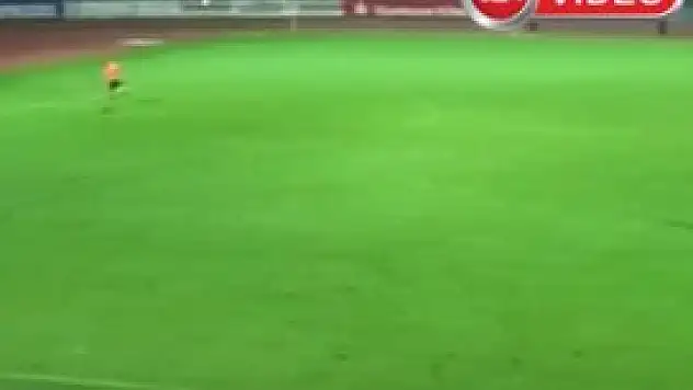 Kendi kalesine 50 metreden gol attı