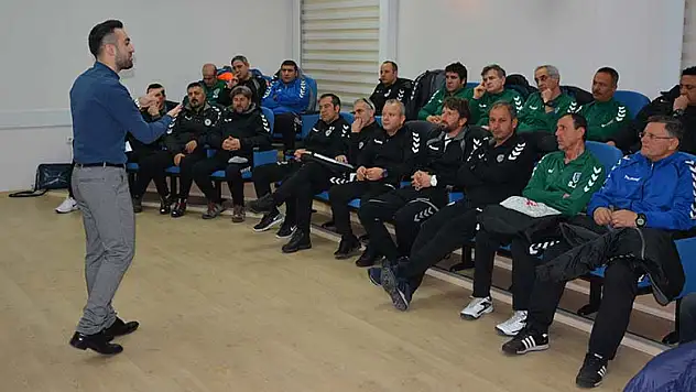 Konyaspor'da akademi antrenörlerine seminer verildi