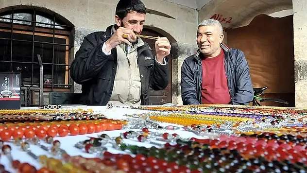 Alman oyun zarları ustasının elinde tespihe dönüşüyor