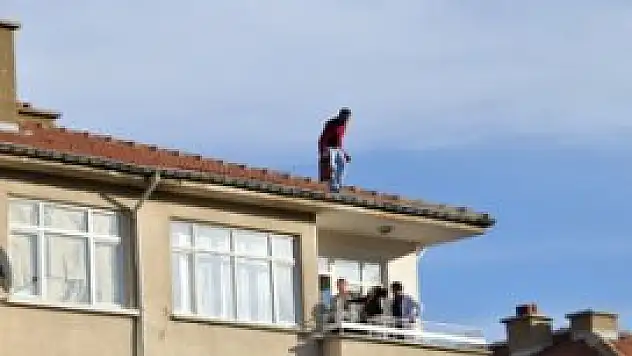 Yakalanacağını anlayınca çatıya çıktı!
