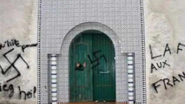 Fransa'da camiye çirkin saldırı