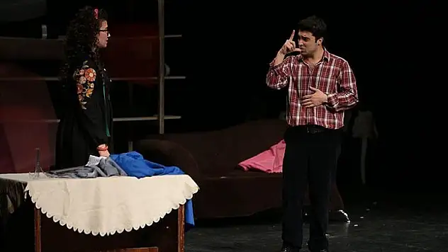 Tiyatro oyununu işaret dili ile buluşturdular