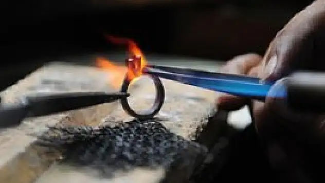 Evlilik teklifinin vazgeçilmezlerinden tektaş