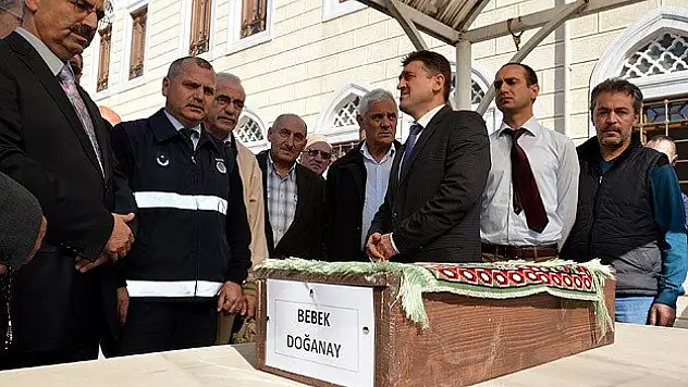 Annesi yalnız bıraktığı için ölen bebek toprağa verildi