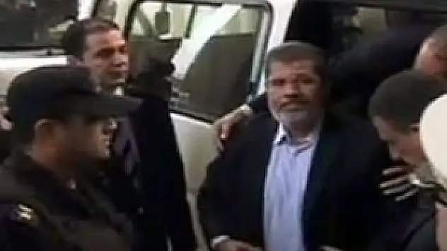 Mursi Mısır'da askerlere meydan okuyor