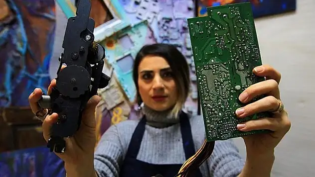 Atıkları sanata dönüştürdü