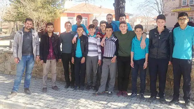 Altınekin Gençlik Kollarından okullara malzeme yardımı