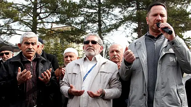 Seydişehir'de umreye gidenler dualarla uğurlandı