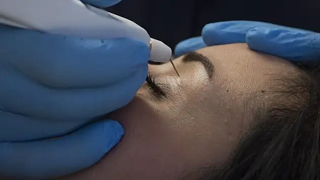 'Göz kapağı düşüklüğü baş ağrısı sebebi olabilir'