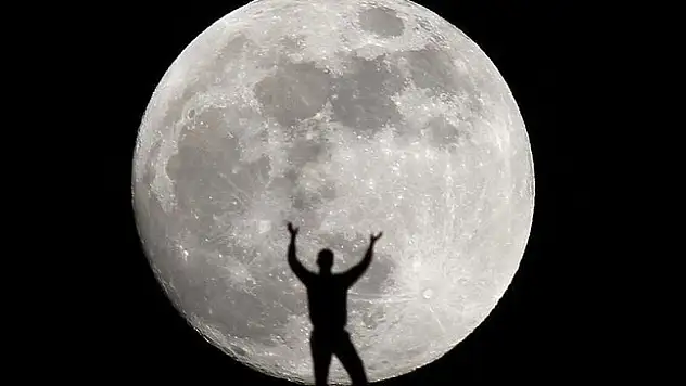 SpaceX'ten Ay'ın çevresinde uçuş imkanı