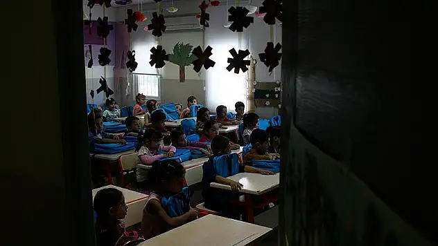 Suriyeliler için 2 bin 78 eğitim personeli alınacak