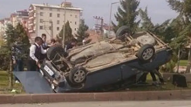 Devrilen otomobilden yara almadan kurtuldular