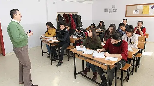 Hakkari'de polis gençleri geleceğe hazırlıyor