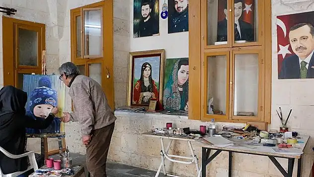 Suriyeli genç kız ressam babasının yolunda ilerliyor