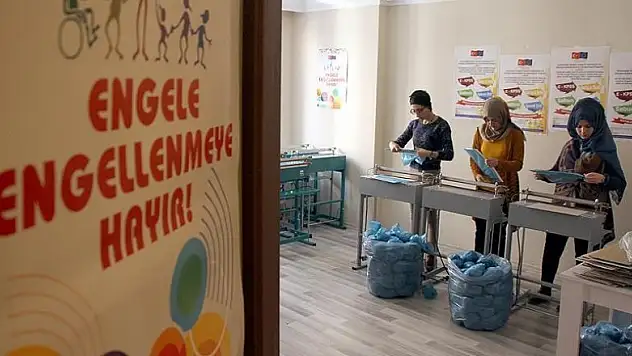 Engellerini sabun ve galoş üreterek aşıyorlar