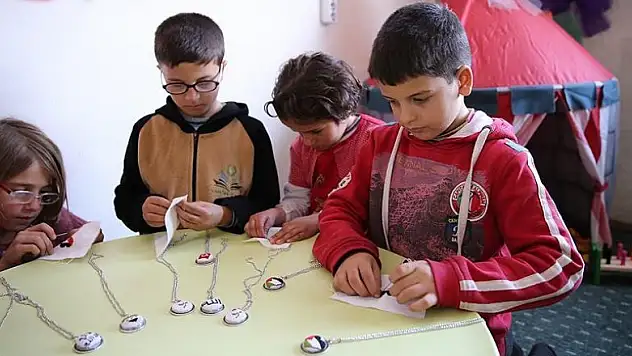 Suriyeli yetimler kolye atölyesinde yaşama tutunuyor