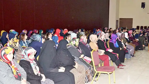 Altınekin'de 'Bilgi Ve Değer Bağlamında Kadın' Konferansı