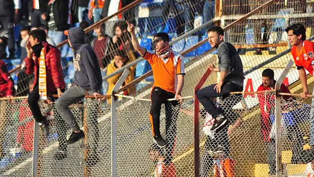 Adanaspor - Konyaspor maçında büyük olaylar çıktı!