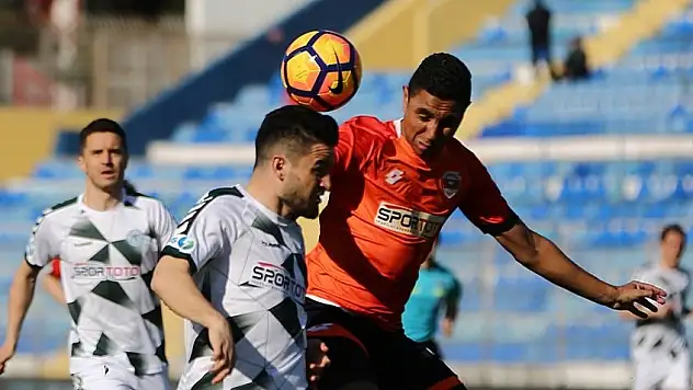 Joker Ömer Ali, solbekte de oynuyor