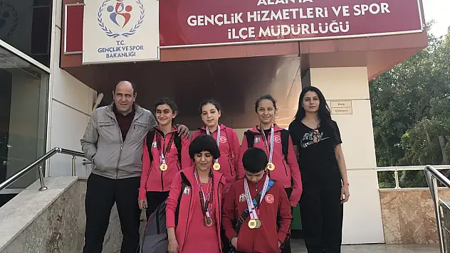 Görme engelli yüzücüler, 13 madalya kazandı