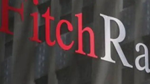 Fitch, kredi notunu düşürdü