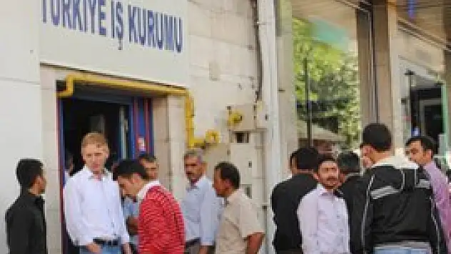 10 ayda 596 bin kişi işe girdi