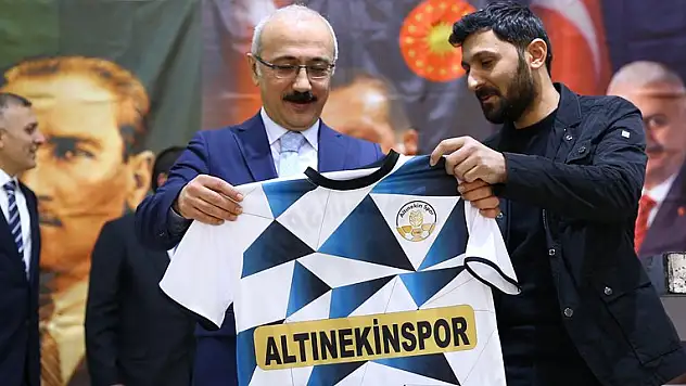 Bakan Elvan'a Altınekin forması