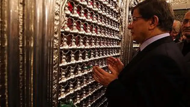 Hz. Hüseyin'in türbesini ziyaret etti