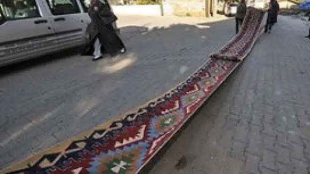 Dünyanın en uzun kilimi rekor peşinde