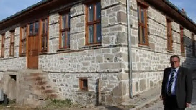 Tarihi Taş Mektep onarılmayı bekliyor