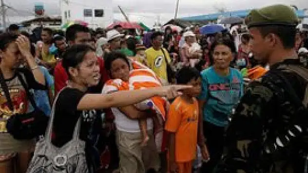Tayfunun vurduğu Tacloban'dan kaçış