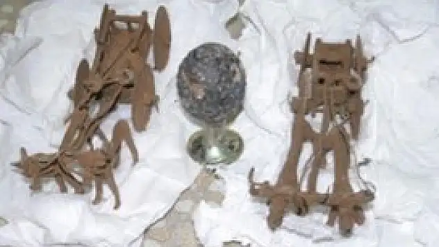 Tarihi eser olduğu öne sürülen Vazo ve kağnı figürü ele geçirildi