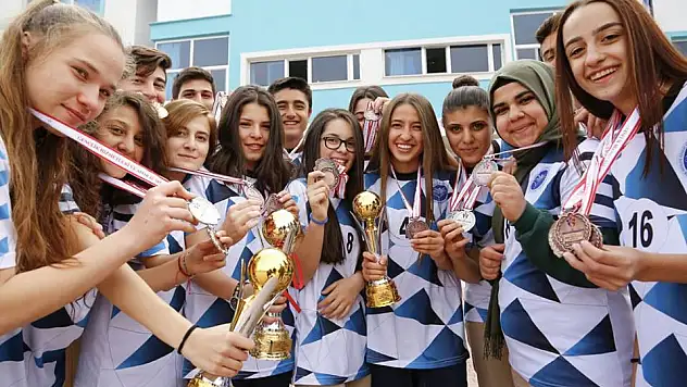 Lokman Hekim'den 3 kupa 32 madalya