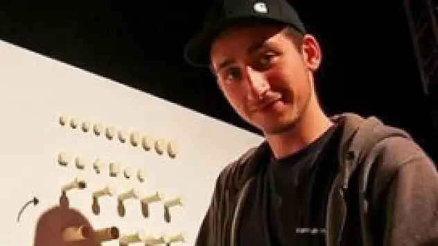 Cep telefonunu 28 parçaya ayırdı!