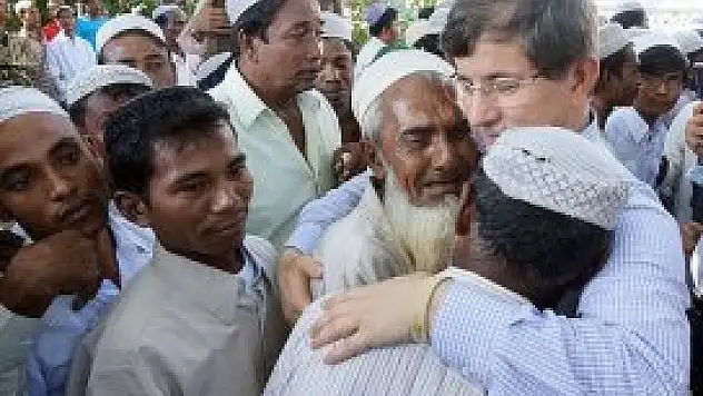 Müslümanlar Davutoğlu'nu gözyaşlarıyla karşıladı