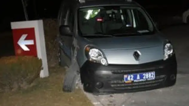 Polis otosuna çarpıp kaçtı