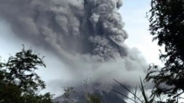 Endonezya'da 2 yanardağ faaliyete geçti