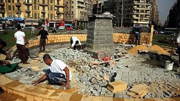 Tahrir Meydanı'na 'devrim şehitleri' anıtı