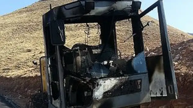 Şırnak'ta teröristler iş makinelerini yaktı