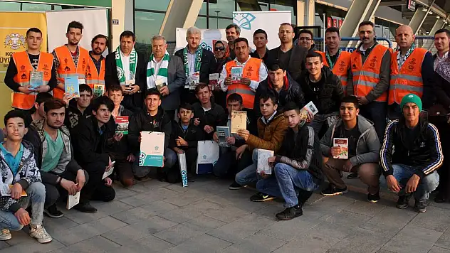 Stada kitapla geldiler