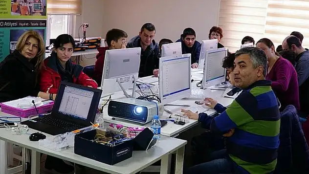 Çocuklar ebeveynleriyle 'bilim' öğreniyor