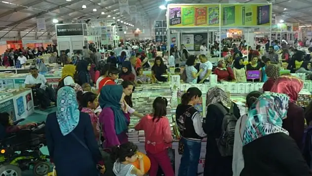 Kitap fuarına yazar akını