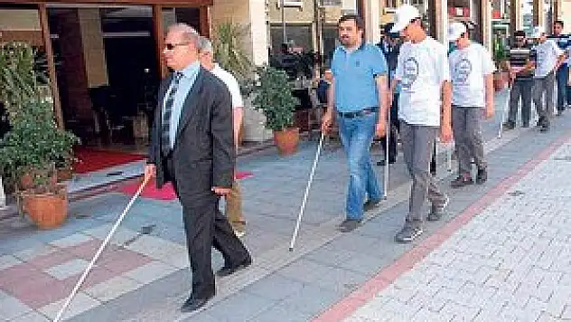 Görme engellilerden 'tabela' tepkisi